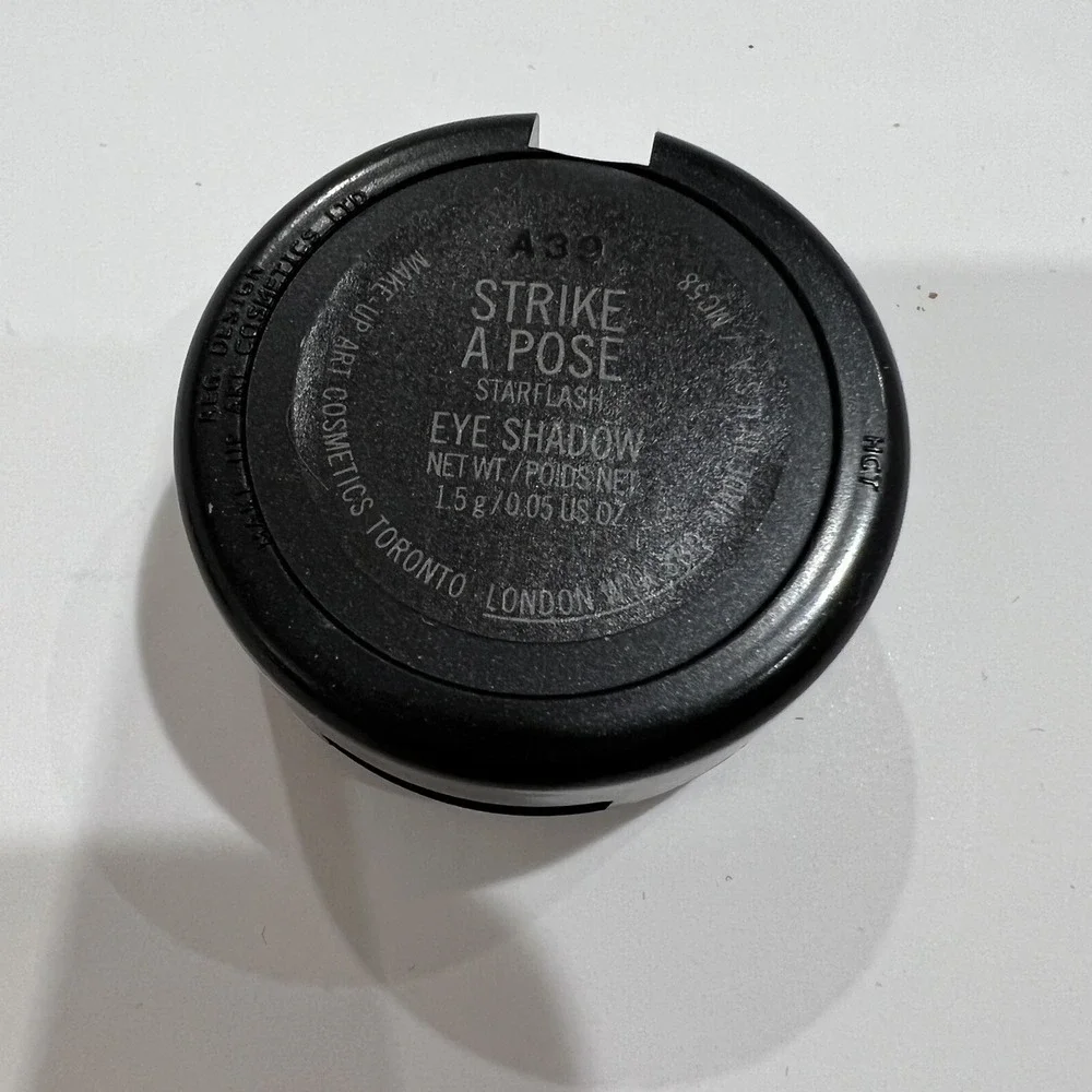MAC Cosmetics Strike a Pose teal blue eyeshadow New in Box *rare*